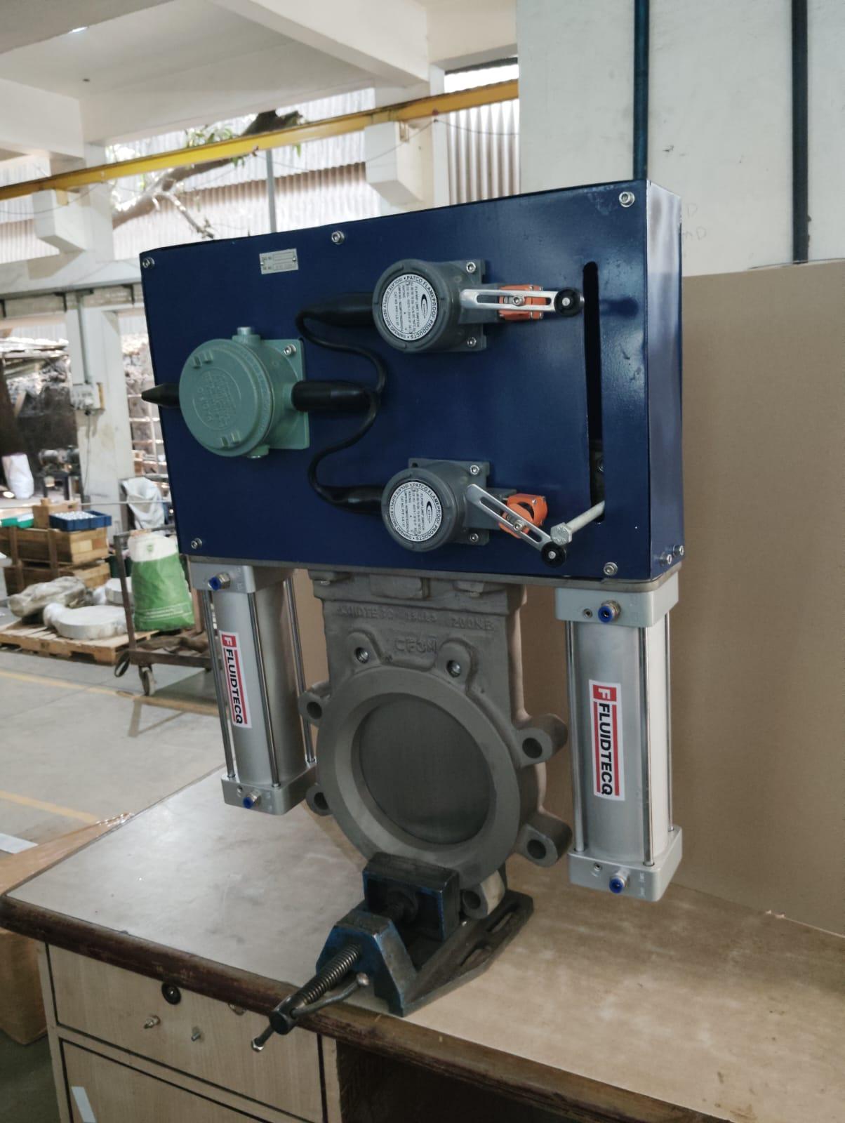 FLUIDTECQ KNIFE GATE VALVE SPACE SAVING SOLUTION WITH CYLINDERS ON SIDE